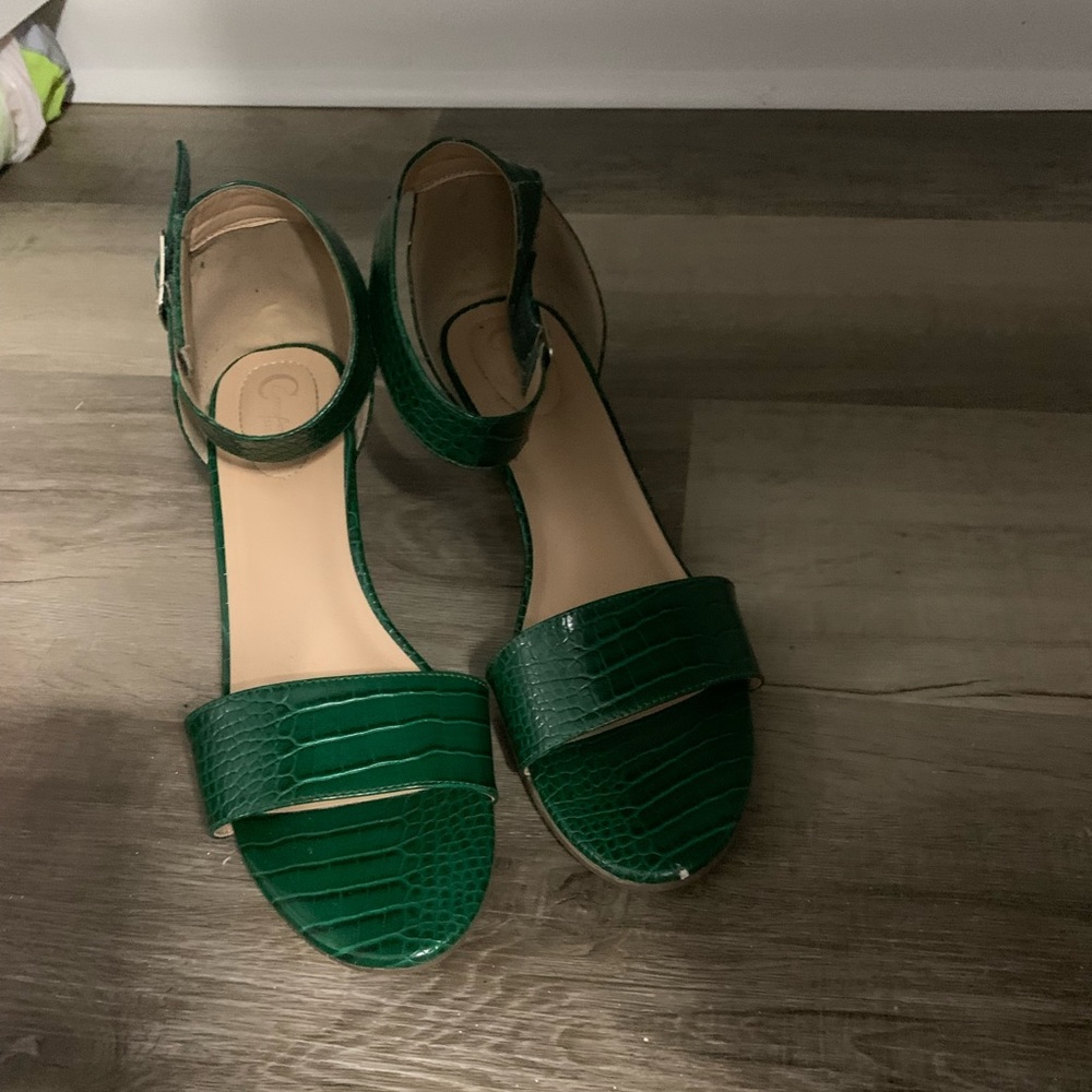 Green shoe